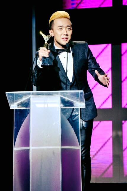 Trấn Thành đảm nhận vai trò MC tại sự kiện VTV Awards 2016