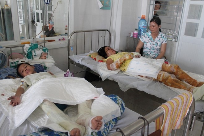 B&agrave; Hồng v&agrave; con trai &uacute;t đang được điều trị ở Bệnh viện đa khoa B&igrave;nh Định.
