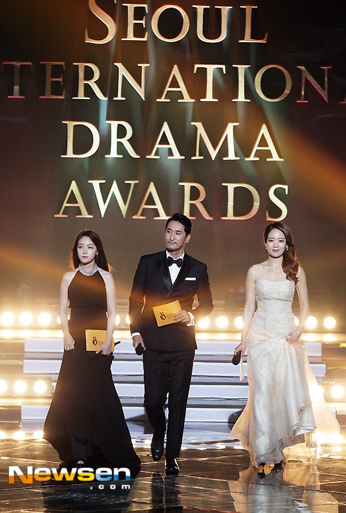 
Tối 8/9, lễ trao giải Seoul International Drama Awards lần thứ 11 được tổ chức tại KBS Hall, Seoul. 3 MC trong đêm trao giải là tài tử Shin Hyun Joon, Minah (Girl’s Day) và Lee Ji Yeon. Lễ trao giải năm nay đánh dấu sự cạnh tranh của 265 bộ phim truyền hình. Seoul International Drama Awards được coi là giải thưởng dành cho phim truyền hình uy tín bậc nhất Hàn Quốc.
