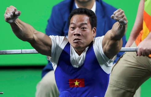 L&ecirc; Văn C&ocirc;ng phấn kh&iacute;ch khi mang về chiếc HC v&agrave;ng Paralympic đầu ti&ecirc;n cho thể thao Việt Nam. Ảnh: Reuters.