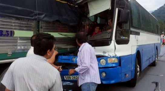 
Anh Phong (áo đỏ) bị kẹt trong xe cùng tài xế Toàn khá lâu mới được tài xế Bắc điều khiển xe tải tech rời 2 xe ra. (ảnh Trí thức trẻ)
