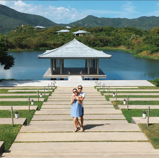 Trên tài khoản Instagram, ông xã Tăng Thanh Hà khiến khán giả không khỏi ngưỡng mộ khi tiết lộ hình ảnh hai vợ chồng ôm nhau đắm đuối trước khung cảnh thiên nhiên tuyệt đẹp. Theo chia sẻ của anh, đây là chuyến nghỉ dưỡng của cặp đôi tại một resort sang trọng ở Ninh Thuận.