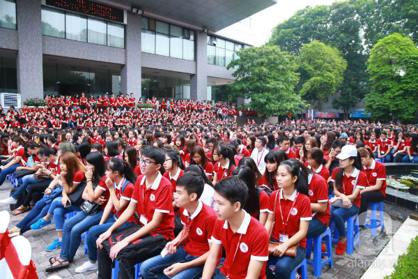 
Vào sáng nay (12/9), Hoa hậu Việt Nam 2016 Đỗ Mỹ Linh đã hân hoan tới dự lễ khai giảng trường Đại Học Ngoại Thương cùng các bạn tân sinh viên.
