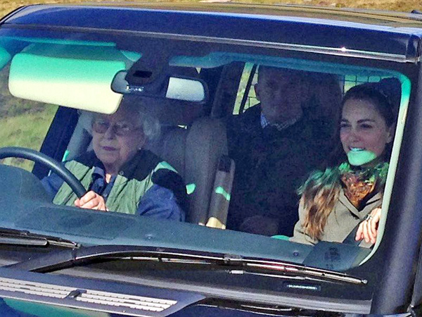 
Nữ hoàng Anh lái xe chở Kate và một người khác ở phía sau. Ảnh: Rex
