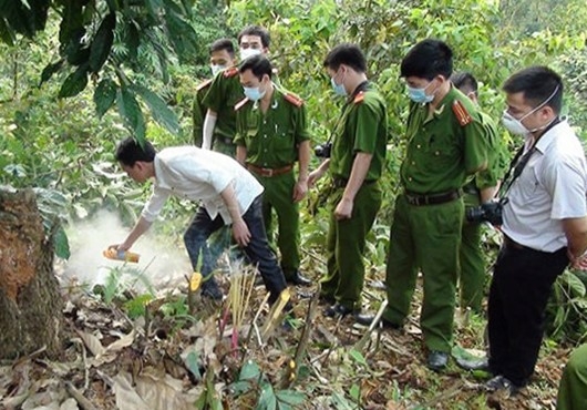 Cảnh sát khám nghiệm hiện trường vụ án mạng. Ảnh: CTV.