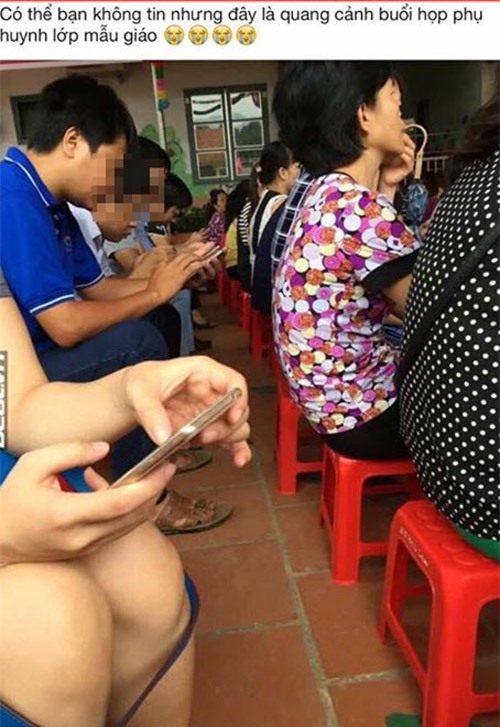Hình ảnh họp phụ huynh thời công nghệ đang gây sốt. (Ảnh: Facebook).