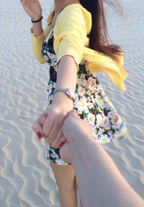 Phan Thành đăng ảnh nắm chặt tay Midu trên bãi biển.