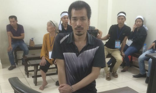 
Dũng bị tuy&ecirc;n 7 năm t&ugrave; v&igrave; đẩy chết kh&aacute;ch h&agrave;ng
