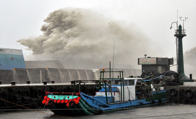 
Bão Meranti có sức gió lên đến 300 km/h, giật 360 km/h, gây ra sóng lớn ở cảng Fugang, Đài Trung. Ảnh: CNA.
