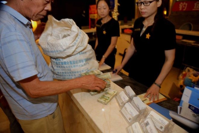 
H&ocirc;m 12/9, một đ&ocirc;i vợ chồng cao tuổi tới văn ph&ograve;ng một c&ocirc;ng ty địa ốc đặt cọc tiền mua nh&agrave; ở th&ocirc;n Điếu Ngư Đ&agrave;i, th&agrave;nh phố Nam Dương, tỉnh H&agrave; Nam, Trung Quốc.

