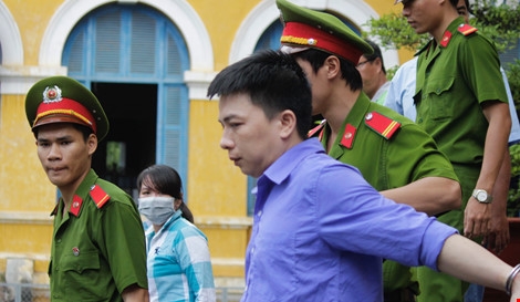 H&ugrave;ng bị dẫn giải về trại sau phi&ecirc;n xử