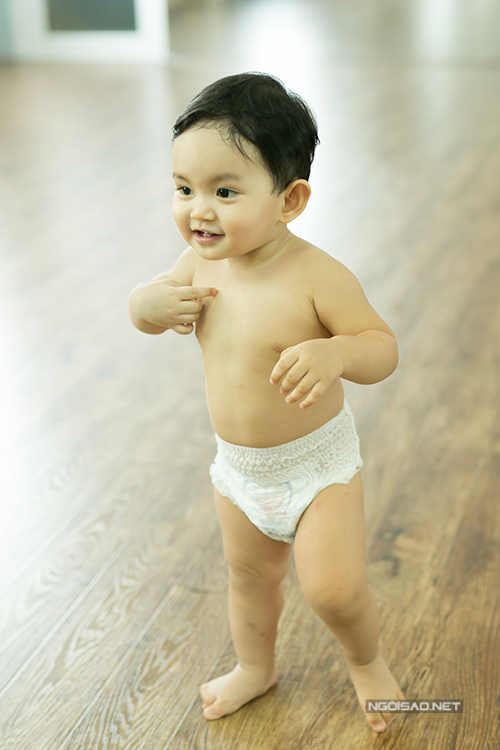 Con trai Khánh Thi - Phan Hiển hơn 1 tuổi, hay ăn, chóng lớn, phát triển vượt chuẩn.