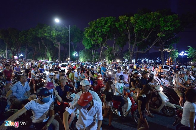 20h tối trên phố Đinh Tiên Hoàng (quận Hoàn Kiếm, Hà Nội) ùn ùn xe cộ của các gia đình chở theo trẻ nhỏ. Đây vốn là phố đi bộ vào dịp cuối tuần bắt đầu từ tối thứ 6.