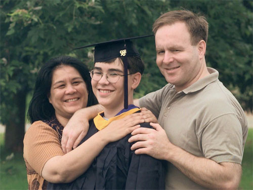 Kearney chụp ảnh cùng gia đình sau khi nhận bằng thạc sĩ năm 1998.