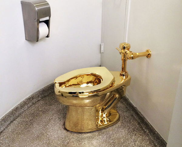 
Chiếc bồn cầu v&agrave;ng trong bảo t&agrave;ng Guggenheim. Ảnh: New Yorker
