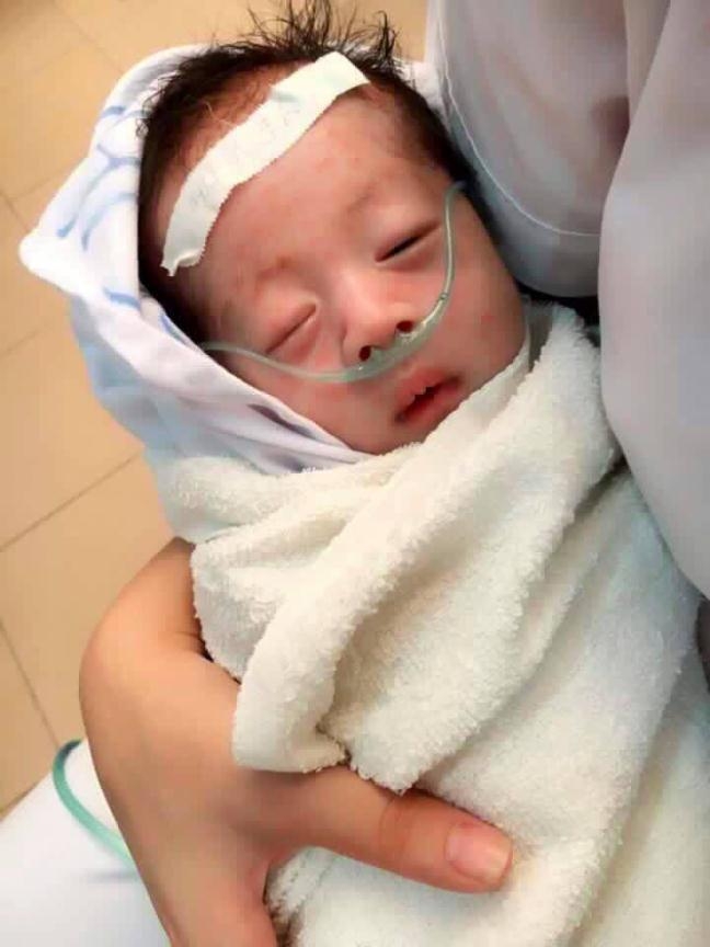 Cháu bé được các bác sĩ chăm sóc chu đáo, tình hình sức khỏe đã dần ổn định.