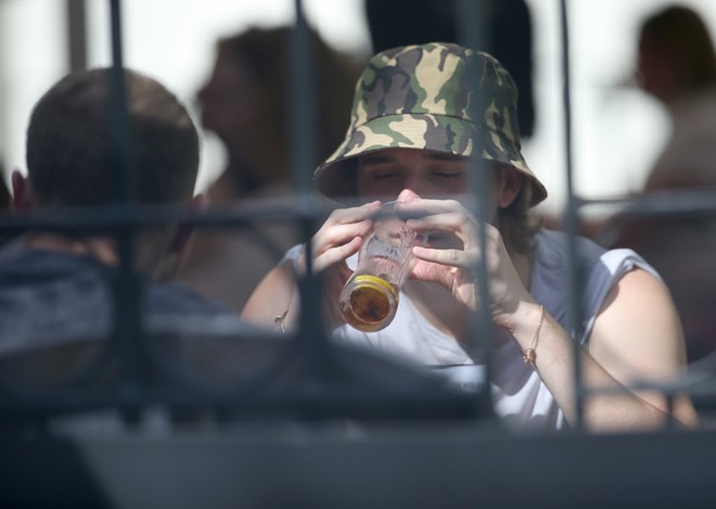 Brooklyn Beckham uống bia giải sầu sau khi chia tay bạn gái. Ảnh: The Sun. 