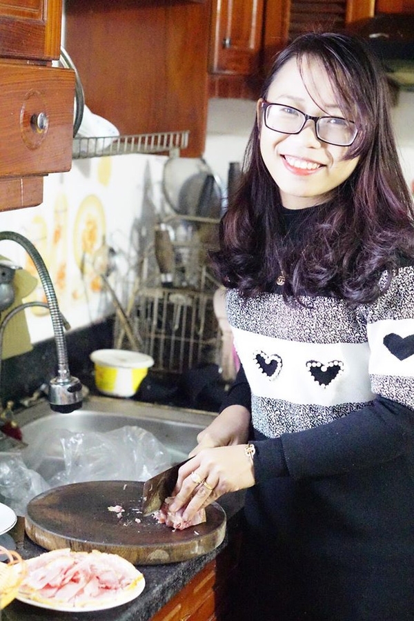 Chị Nguyễn &Aacute;nh H&ograve;a - c&ocirc; g&aacute;i may mắn c&oacute; được bố chồng nhiệt t&igrave;nh, t&acirc;m l&yacute;. 