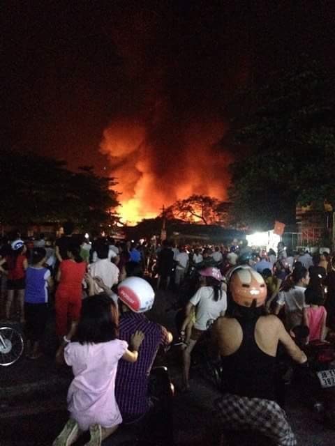 Rất đông người dân theo dõi vụ cháy chợ Hương Khê.