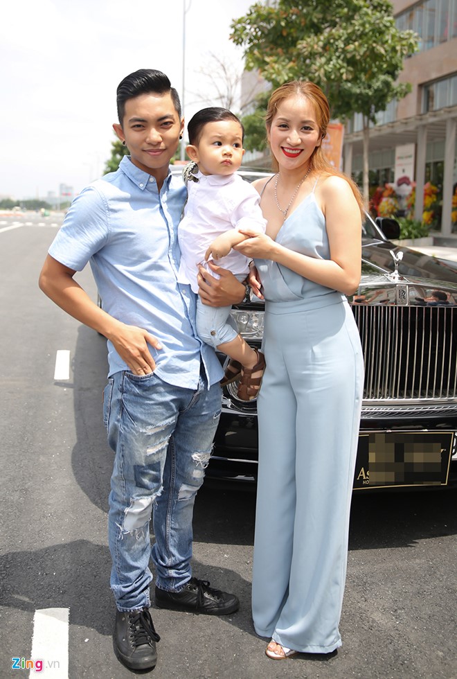 Khánh Thi - Phan Hiển đưa con trai một tuổi cùng đi sự kiện. Gia đình kiện tướng dancesport diện trang phục trắng, xanh pastel đồng điệu.