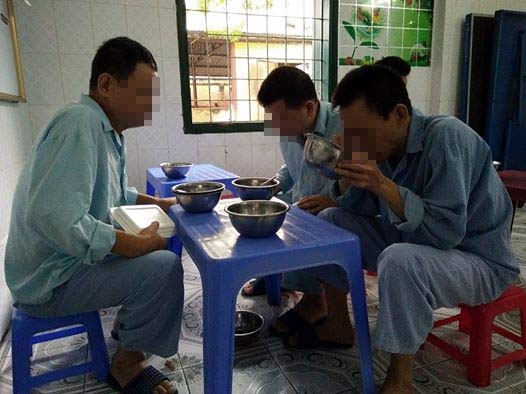 Giờ ăn trưa của các bệnh nhân nam tại Khoa Điều trị Tâm thần người già - BV Tâm thần Hà Nội.