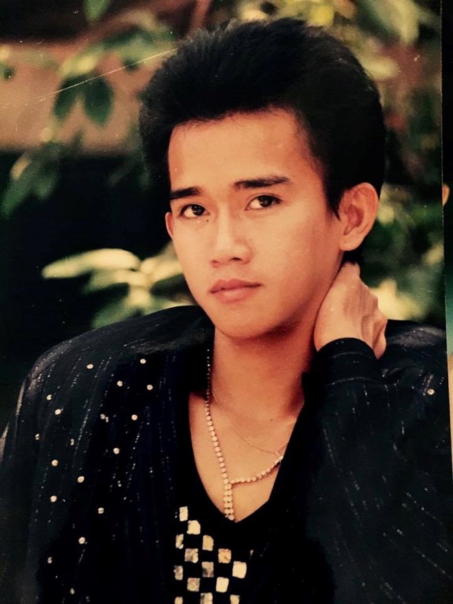 Minh Thuận sinh ra và lớn lên ở TP.HCM . Đa số người thân của Minh Thuận đều sang Mỹ định cư nhưng anh chọn cuộc sống ở lại quê hương. Khởi nghiệp từ năm 1984, chàng thanh niên 15, 16 tuổi ngày ấy có gương mặt thư sinh, vóc dáng nhỏ nhắn.