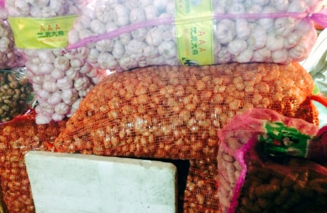 Các loại hành, tỏi, gừng, hành tây Trung Quốc được chất đống tại chợ đầu mối
