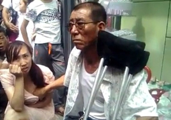 
Vị thầy b&oacute;i c&ocirc;ng khai sờ ngực người phụ nữ để đo&aacute;n vận mệnh. Ảnh: Miaopai/ Xiao Yuwen
