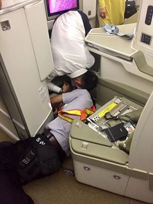 Thợ máy, tiếp viên đẫm mồ hôi tìm iPhone cho khách Thương gia trên máy bay - Ảnh: Facebook T.V.T