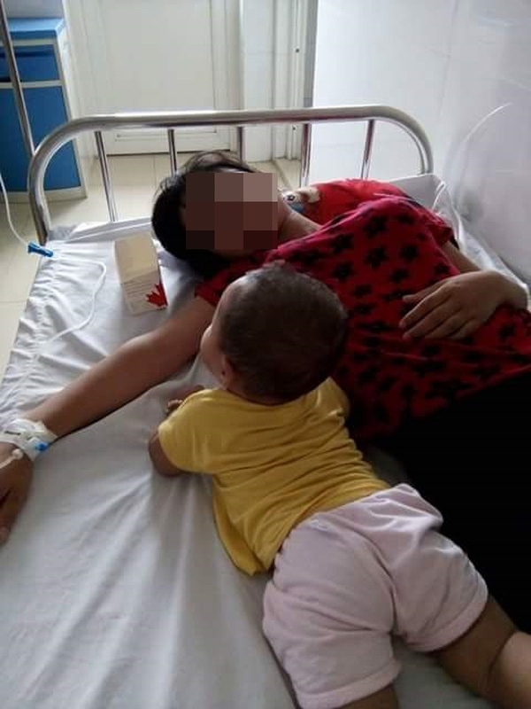 Đi viện, Thuỷ phải mang con theo c&ugrave;ng. (Ảnh: Nh&acirc;n vật cung cấp)