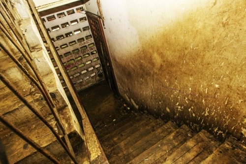 
Cầu thang dẫn tới căn hộ cô bé 16 tuổi bị bố giam giữ. Ảnh: Malaysia Online
