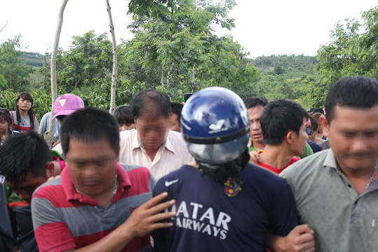 Nghi can đội nón bảo hiểm