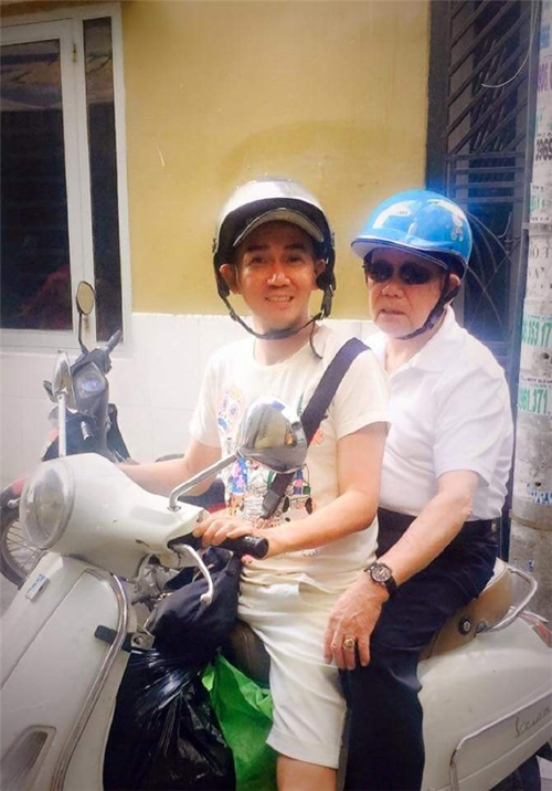 Minh Thuận chở bố bằng xe máy trong một lần ông về Việt Nam.