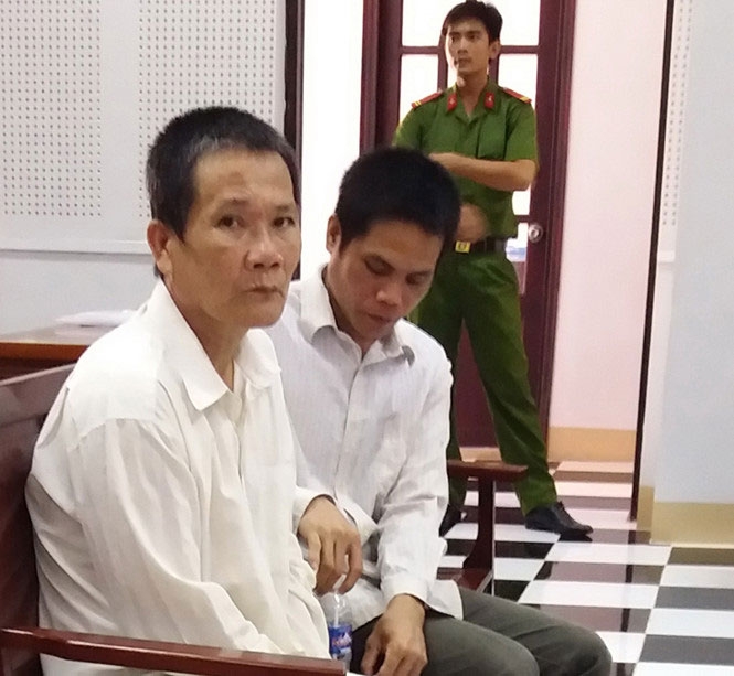 Bị cáo Lý Văn Chiến (bìa bên trái) tại phiên tòa phúc thẩm