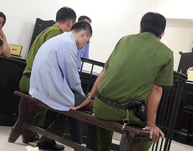 Bị cơ quan công tố truy vấn, Linh đập đầu xuống sàn gạch tự tử. Ảnh: Vân Thanh.