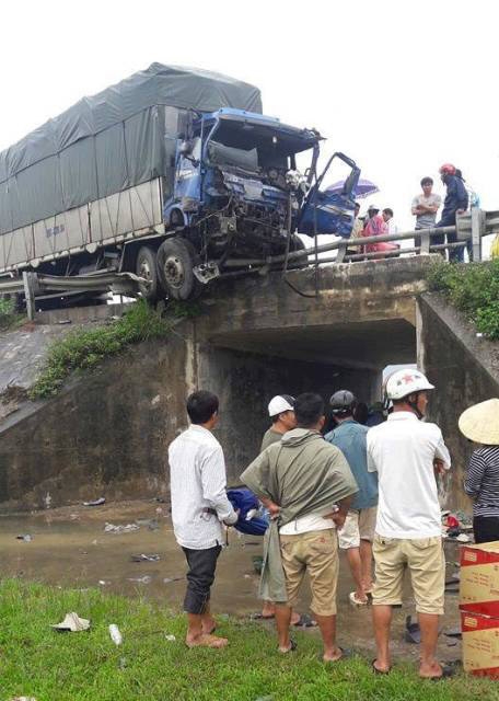 Hiện trường vụ tai nạn khiến 3 người thương vong.