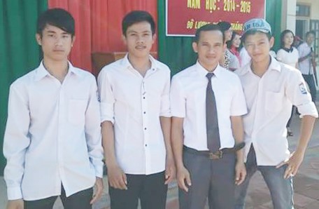 Nguyễn Trọng Nghĩa (thứ hai từ trái sang) và bạn bè, thầy giáo tại trường làng. Ảnh: Tiền Phong.