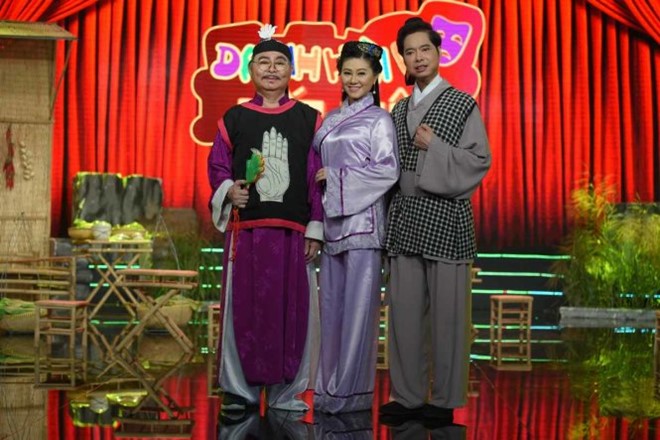 Nghệ sĩ Thanh Tòng và con gái Quế Trân, ca sĩ Ngọc Sơn trên sân khấu.
Ông sinh năm 1948 tại TP.HCM và theo nghề hát từ năm 3 tuổi. Từ nhỏ, ông được cha dạy học và đóng tất cả loại vai văn, võ trung, nịnh, lão, độc, mùi, đào văn, đào võ... Bất cứ nghề nào liên quan đến sân khấu, ông đều học hỏi và am tường. Trong giới nghệ sĩ thời đó đã ví gia đình bầu Thắng - Minh Tơ như dòng dõi Dương Gia Tướng.

Nghệ sĩ Thanh Tòng để lại ấn tượng trong lòng khán giả yêu cải lương với nhiều vai diễn đa tính cách. Ngoài ra, ông còn là nhà quản lý, tác giả, đạo diễn, một nhà sư phạm có phương pháp truyền nghề khá độc đáo.

Nói về việc hướng dẫn nhiều tên tuổi nổi tiếng như Vũ Linh, Tài Linh, Ngọc Huyền, Trinh Trinh... ông chỉ khiêm nhường: Nghề này không làm thầy nhau được, nên ông muốn các em các cháu được ông dìu dắt coi ông như người anh, người cậu, người chú. Tuyệt đối ông không dám làm thầy một ai...

Theo Zing

