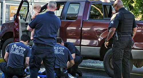
Cảnh sát thành phố Elyria, bang Ohio, giải cứu đứa trẻ khỏi chiếc xe. Ảnh: AP
