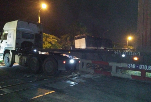 Xe container nằm vắt ngang đường sắt tối 21/9. Ảnh nh&acirc;n vật cung cấp. 