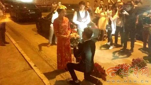 
Ch&uacute; rể tặng hoa v&agrave; trao nhẫn cưới cho c&ocirc; d&acirc;u ngay trong đường hầm.

