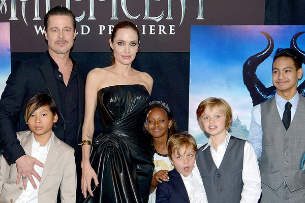 
Gia đình Angelina Jolie trong lễ ra mắt phim Maleficent.
