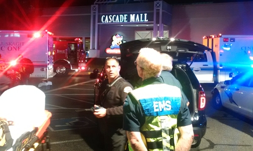 
Cảnh sát tập trung phía ngoài trung tâm thương mại Cascade, thành phố Burlington, bang Washington. Ảnh: Twitter/Mark Francis.
