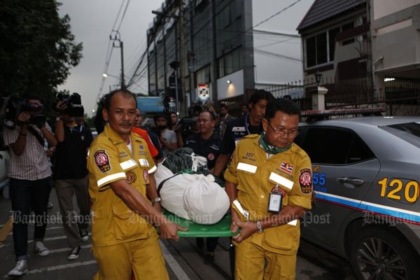 
Theo tờ Bangkok Post, c&aacute;c cảnh s&aacute;t đ&atilde; bắt giữ 5 người trong đ&oacute; c&oacute; một người Anh, hai người Mỹ, hai người Myanmar khi ph&aacute; vụ &aacute;n l&agrave;m hộ chiếu giả.
