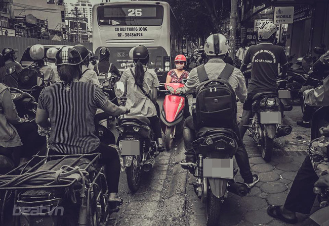 
Hình ảnh người phụ nữ thản nhiên đỗ xe máy ngược chiều trên đường.
