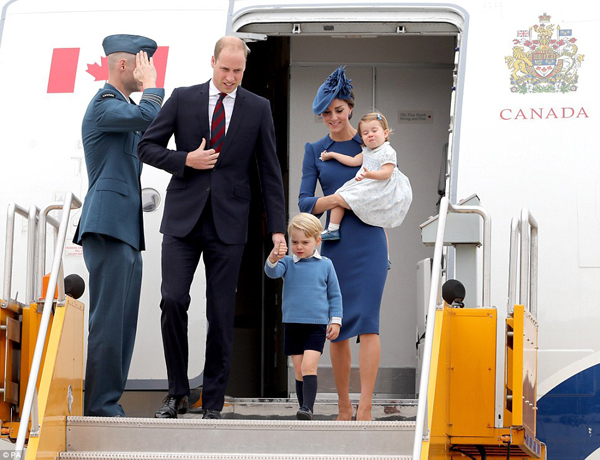 
Xuất hiện ở sân bay quốc tế Victoria chiều 24/9, gia đình 4 người của Hoàng tử William nhận được sự chào đón nồng nhiệt của giới chức Canada. Tuy vừa trải qua chuyến bay dài nhưng cả Hoàng tử George và Công chúa Charlotte đều khá tươi tỉnh.
