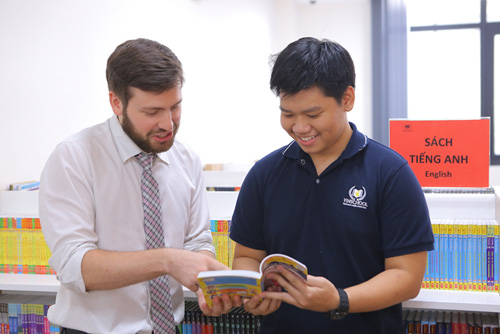 
Quãng thời gian Vũ tham gia viết báo cho ấn phẩm MVM - Tạp chí song ngữ của học sinh Vinschool đã giúp Vũ nâng cao kỹ năng viết luận bằng tiếng Anh.
