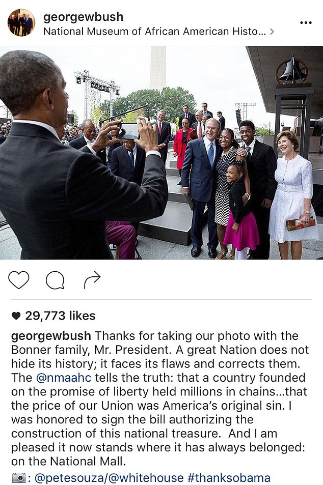 
Bức ảnh về Tổng thống Obama đang trổ tài chụp ảnh được đăng trên Instagram của cựu Tổng thống Bush. (Ảnh: Daily Mail)
