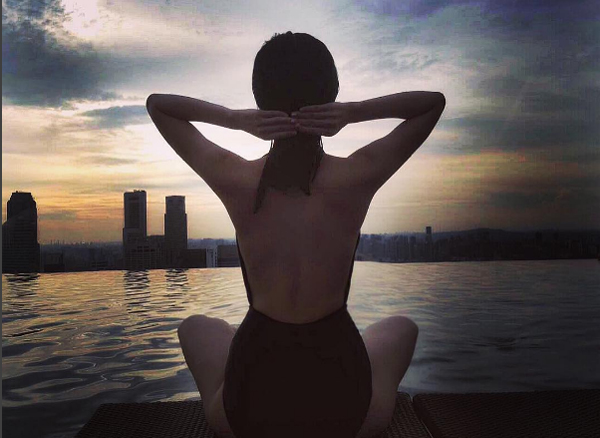 
Trên trang cá nhân, Tâm Tít chia sẻ một số hình ảnh đáng nhớ trong chuyến du lịch ở Singapore cùng bạn thân. Khoảnh khắc cô mặc áo tắm, hở trọn tấm lưng trần và body sexy nhận được nhiều sự chú ý của cộng đồng mạng.
