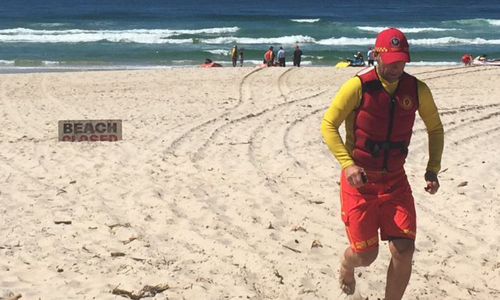 
Nhân viên cứu hộ sơ cứu nạn nhân trên bãi biển trước khi đưa vào bệnh viện. Ảnh: Swellnet

